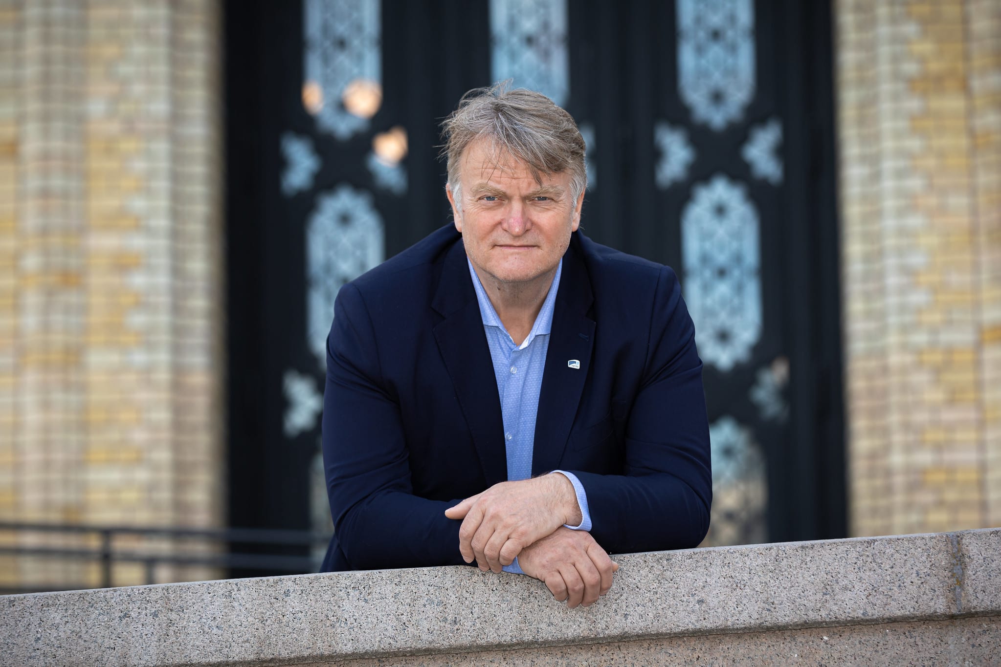 Ove Trellevik i dress utenfor Stortinget